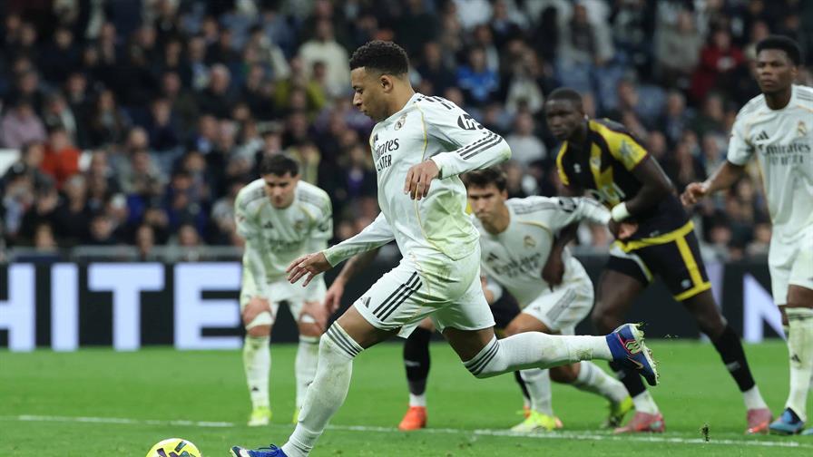 El Real Madrid mantiene el pulso entre silbidos